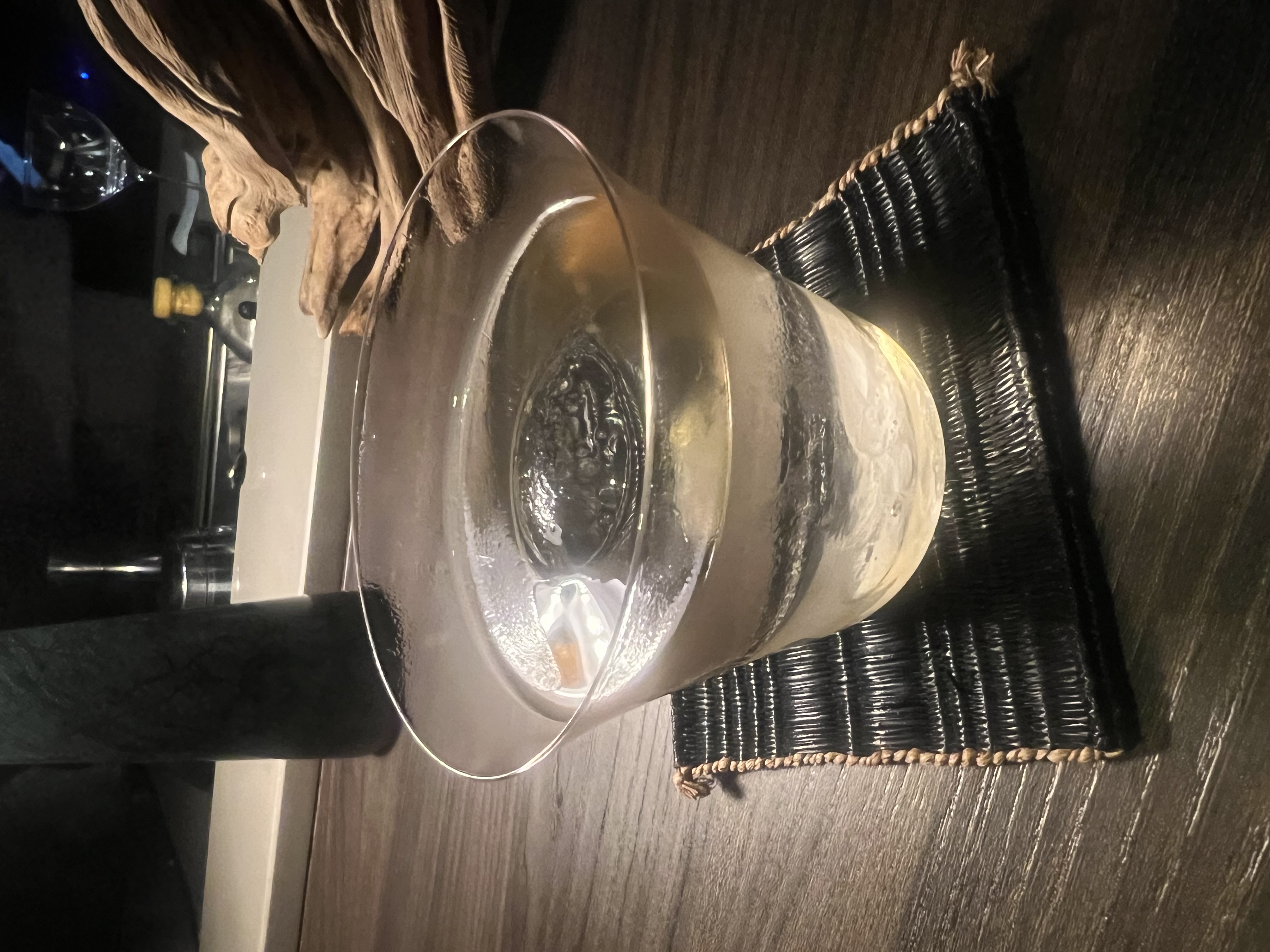 聚光燈下、擺在編織墊上的一杯,儀式感十足。