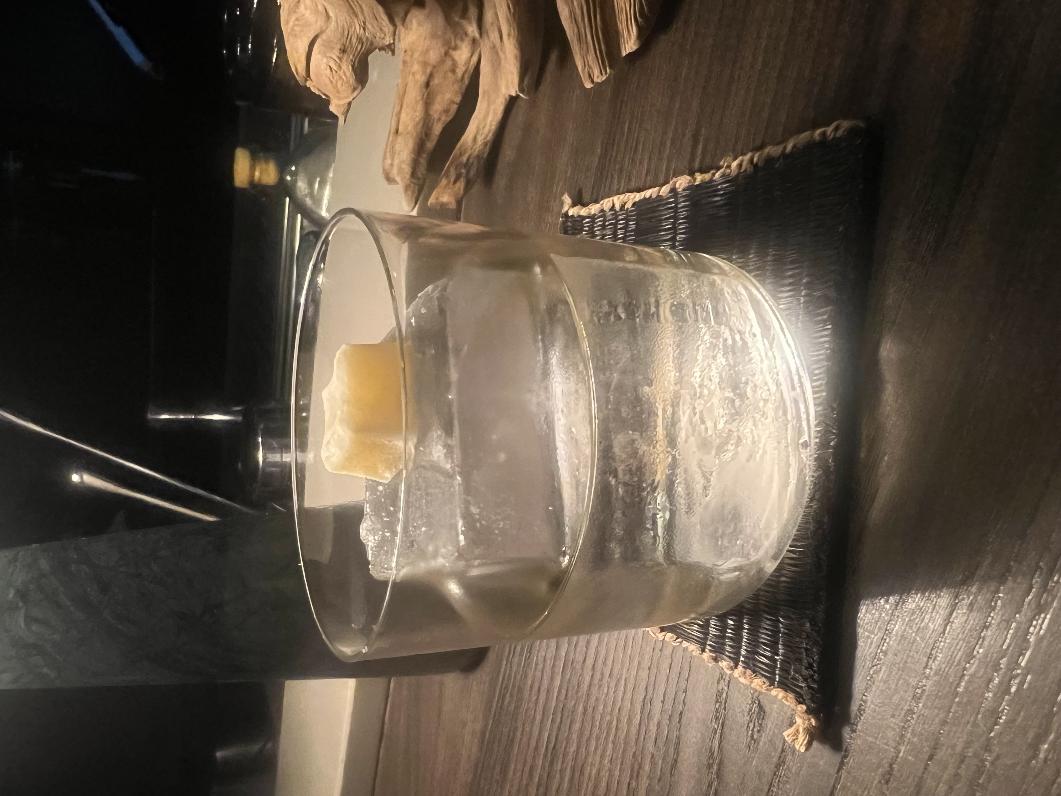 加了大冰塊、香料點綴的一杯。