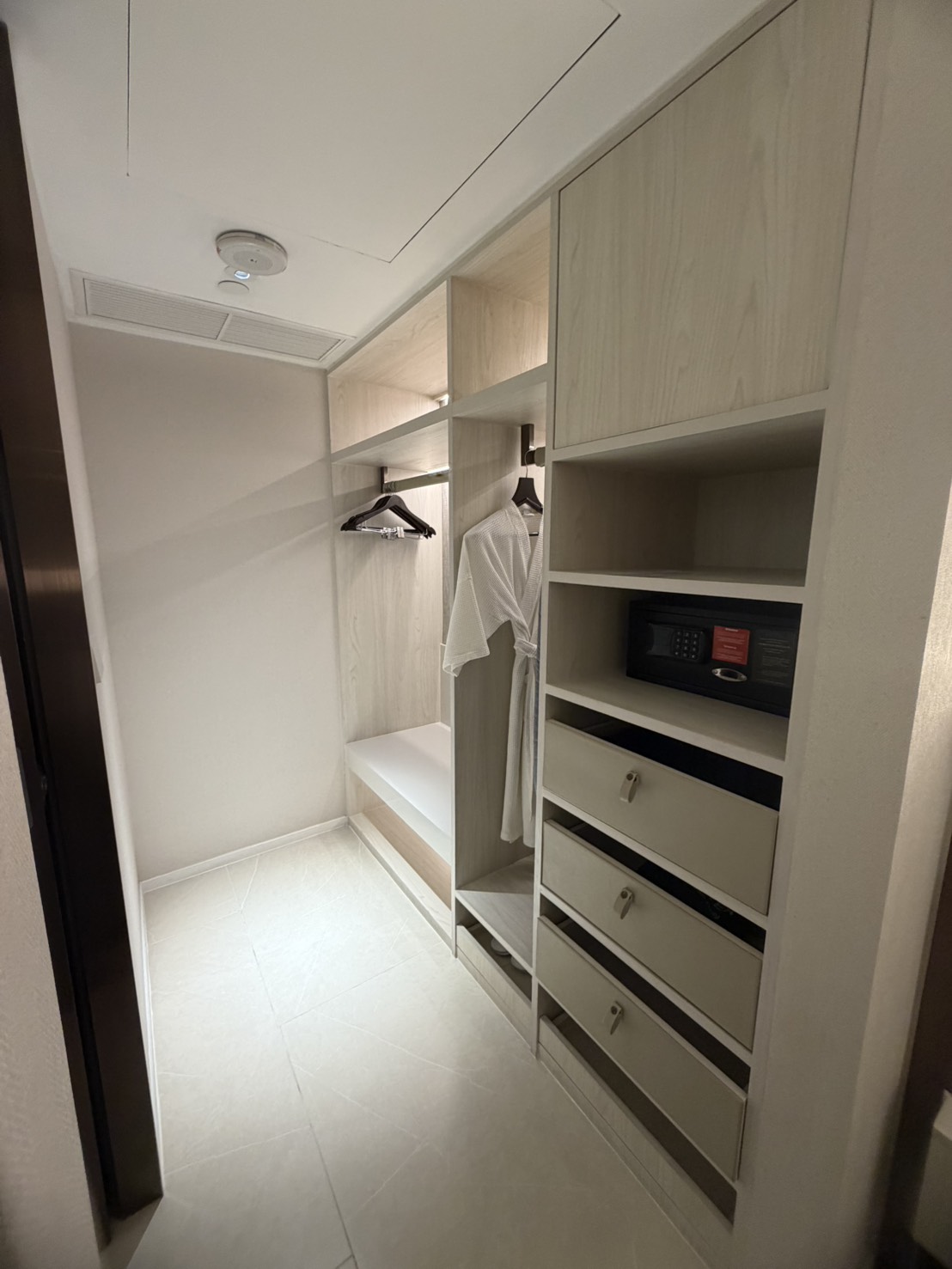 獨立更衣間 walk-in closet,收納超貼心