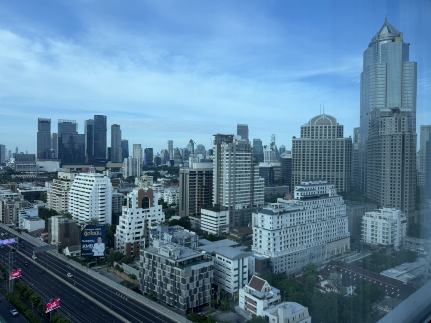 高樓層窗景:Ploenchit 天際線與對面 Conrad