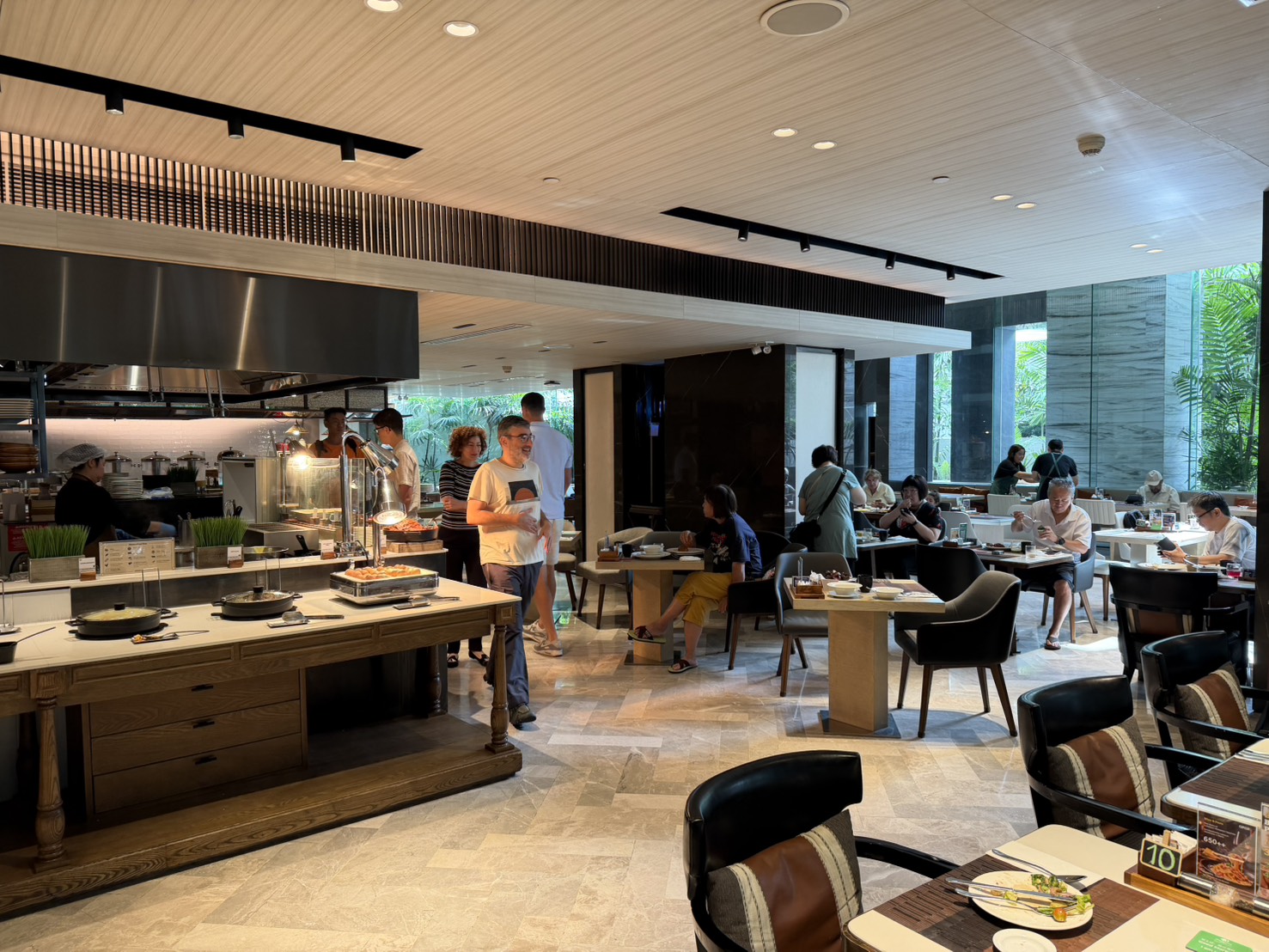 早餐餐廳 OPEN:明亮又有綠意的空間