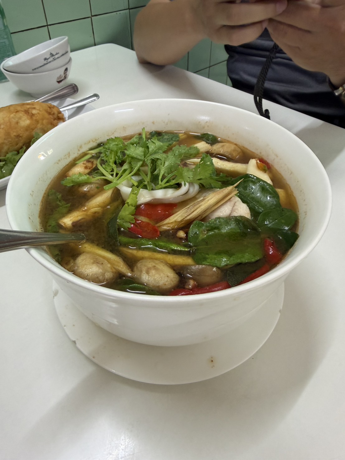 冬蔭功海鮮湯,酸辣夠味、用料大方。
