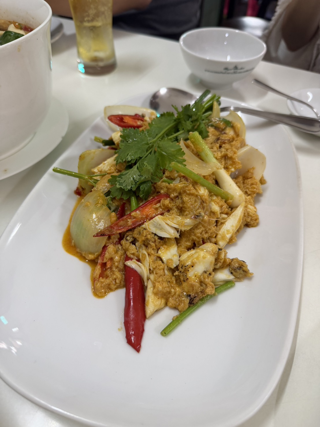咖哩炒蟹,大塊蟹肉裹著滑順咖哩蛋醬。