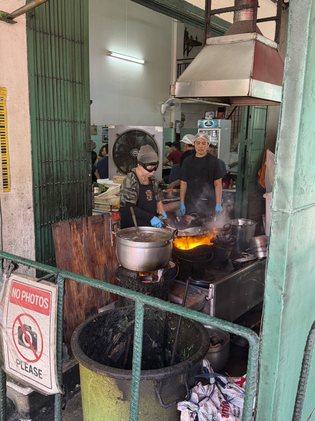 門口就是炭火爐,還掛著大大的「NO PHOTOS」——拍食物可以,拍阿嬤工作請收斂一點。