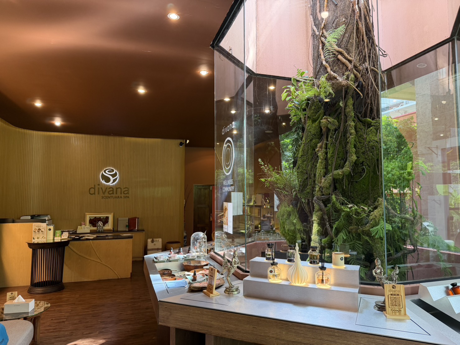大廳與販售區,中間那座苔蘚玻璃造景很有記憶點。