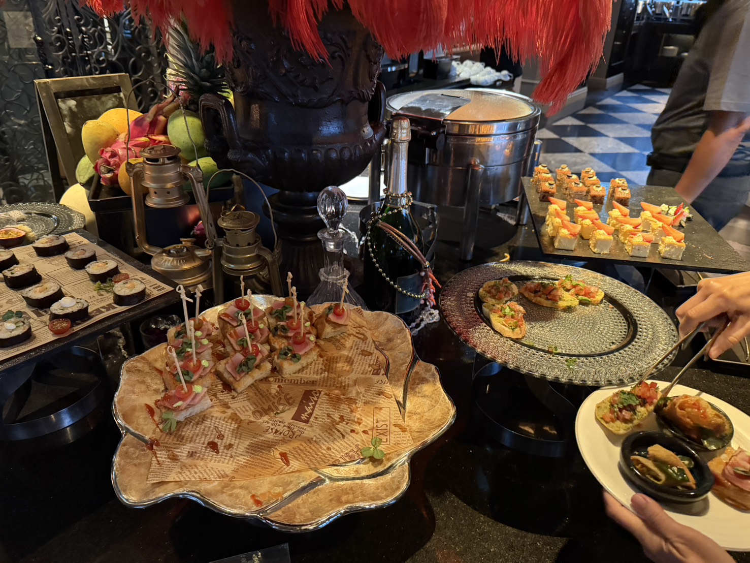 搭配的小食拼盤:壽司、小點、炸物。