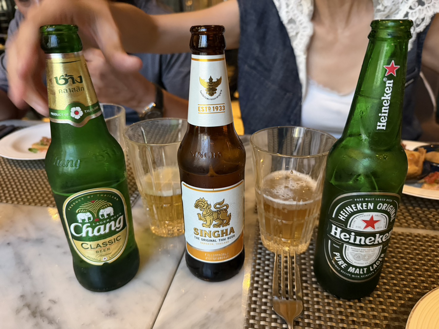 酒廊的酒水:泰國 Chang、Singha 配 Heineken。