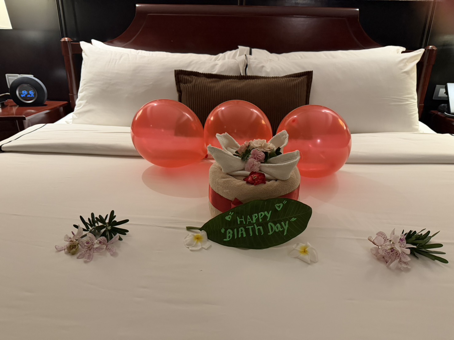 媽媽生日這晚:紅氣球、Happy Birthday 花瓣,還有一隻毛巾米奇。