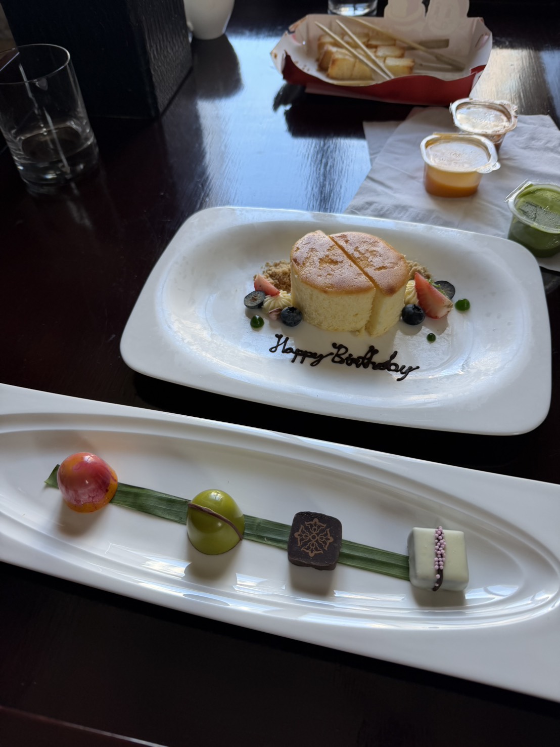 連生日蛋糕都幫我們準備好了,盤上還手寫了 Happy Birthday。