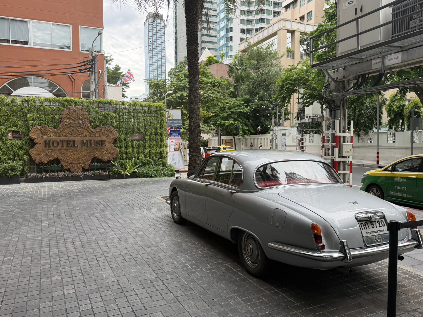 門口停著一台古董銀色 Jaguar,還沒進門就被 1920 的復古氛圍收服。