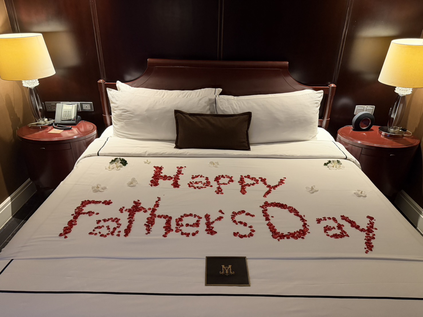 最後一晚:床上用花瓣排出 Happy Father's Day。