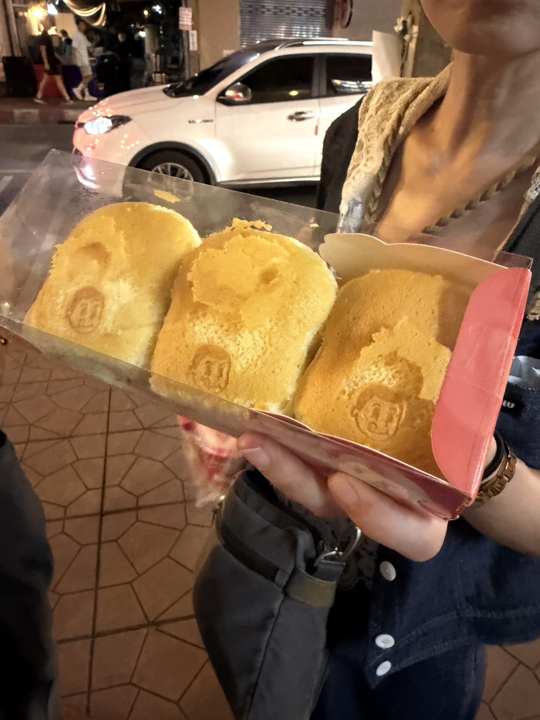 Nueng Nom Nua 的炭烤吐司攤。