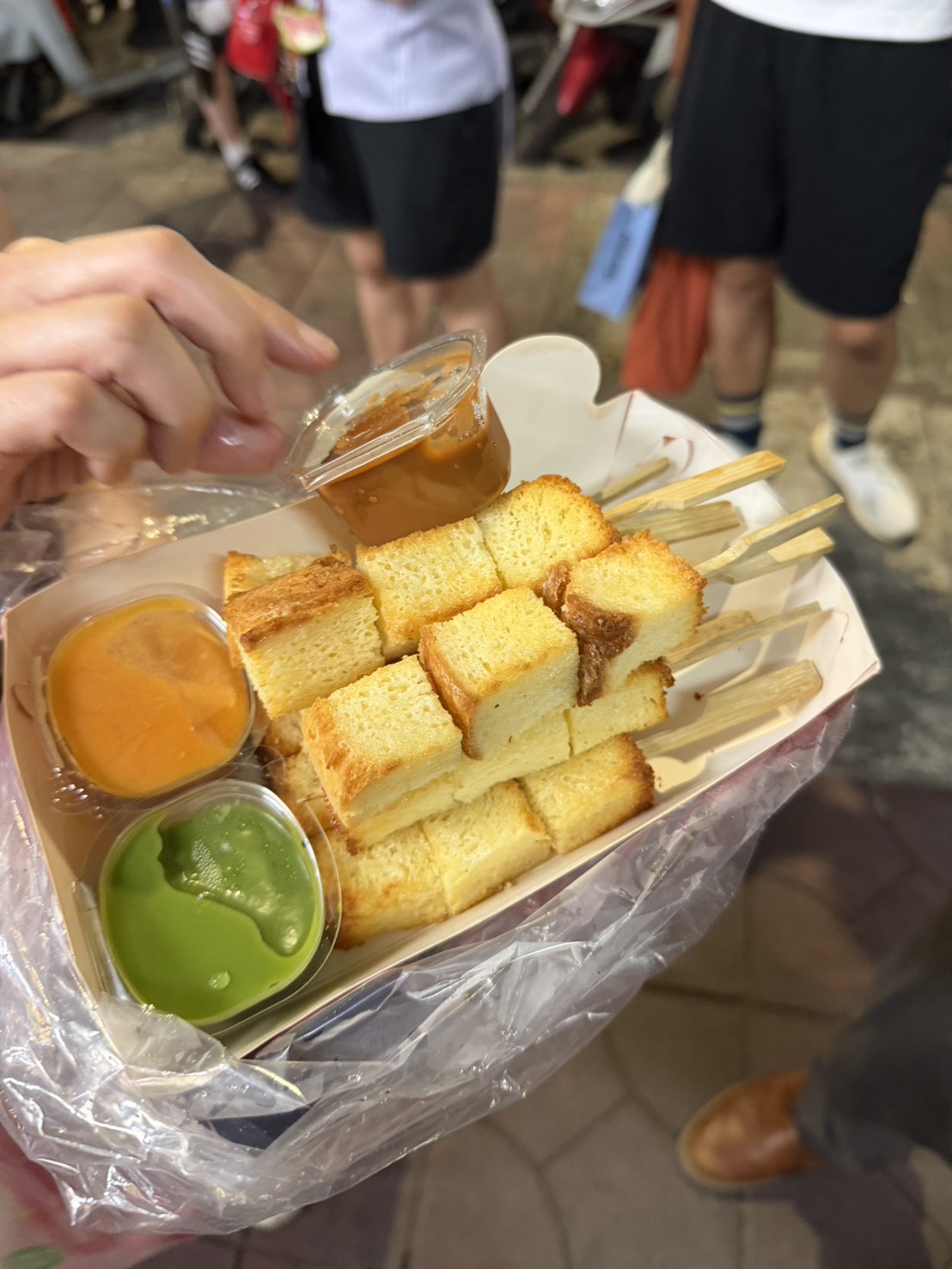 吐司塊配三種醬——煉乳、泰奶、抹茶,甜得剛剛好。