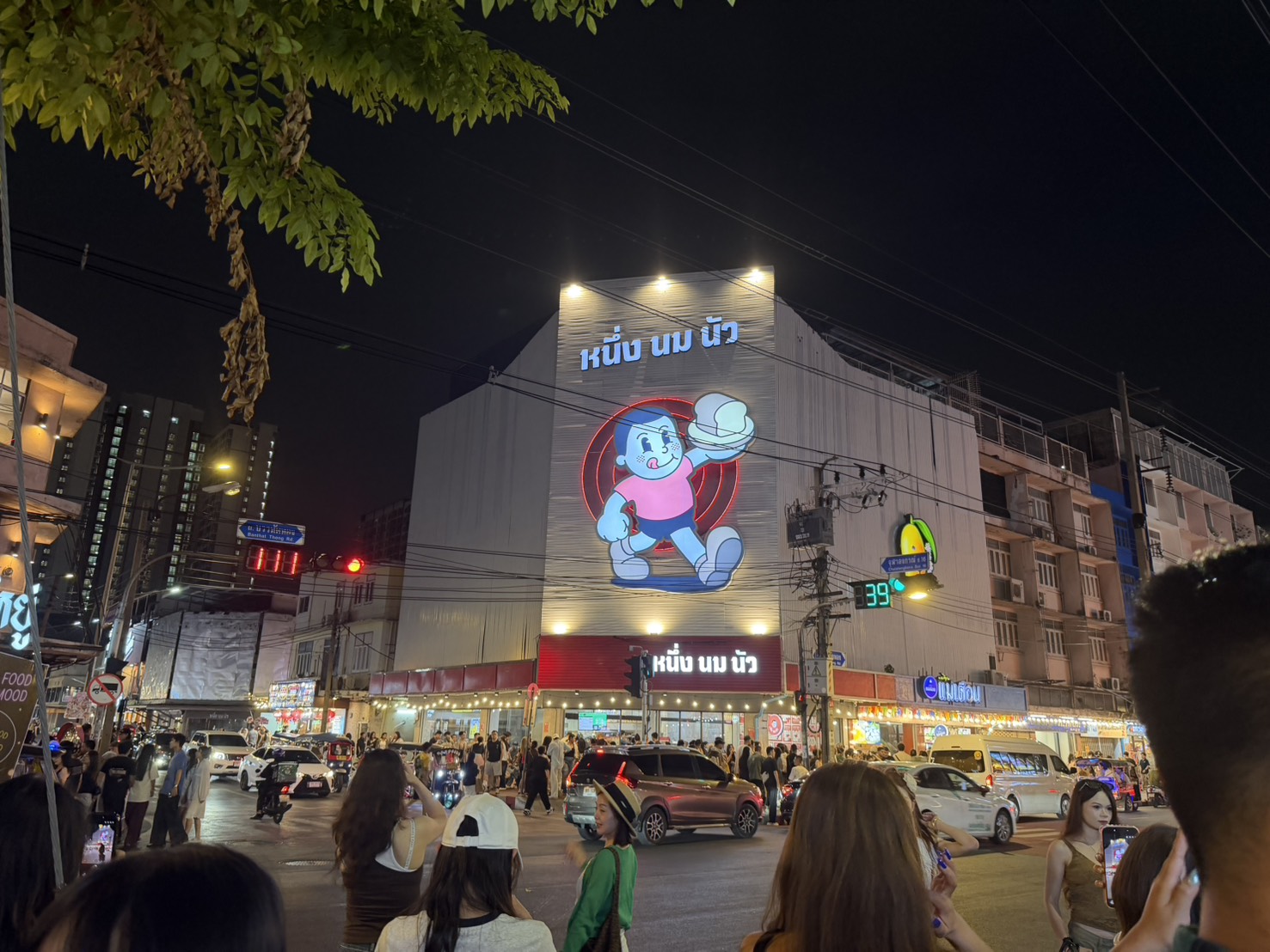 朱拉隆功大學旁的大學城夜市,入夜後很有在地生活感。