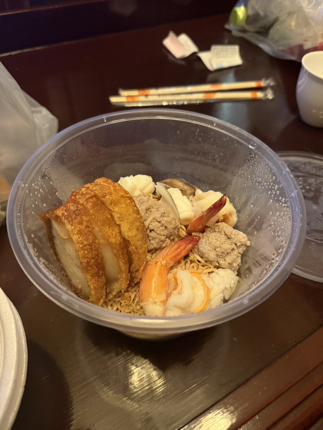 招牌媽媽麵:酥皮豬、蝦,料多到滿出來。