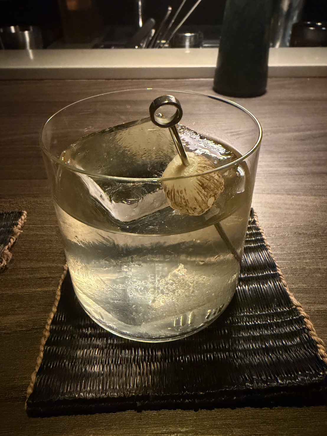 食材直接鑲在大冰塊裡的一杯。