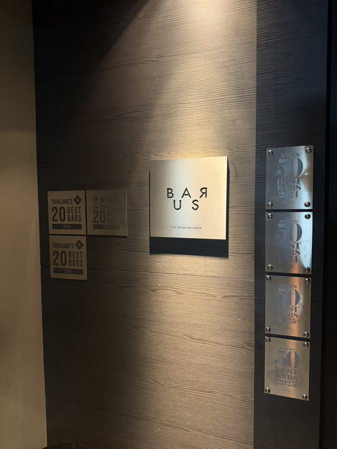牆上的 BAR US 與獎項展示,實至名歸。