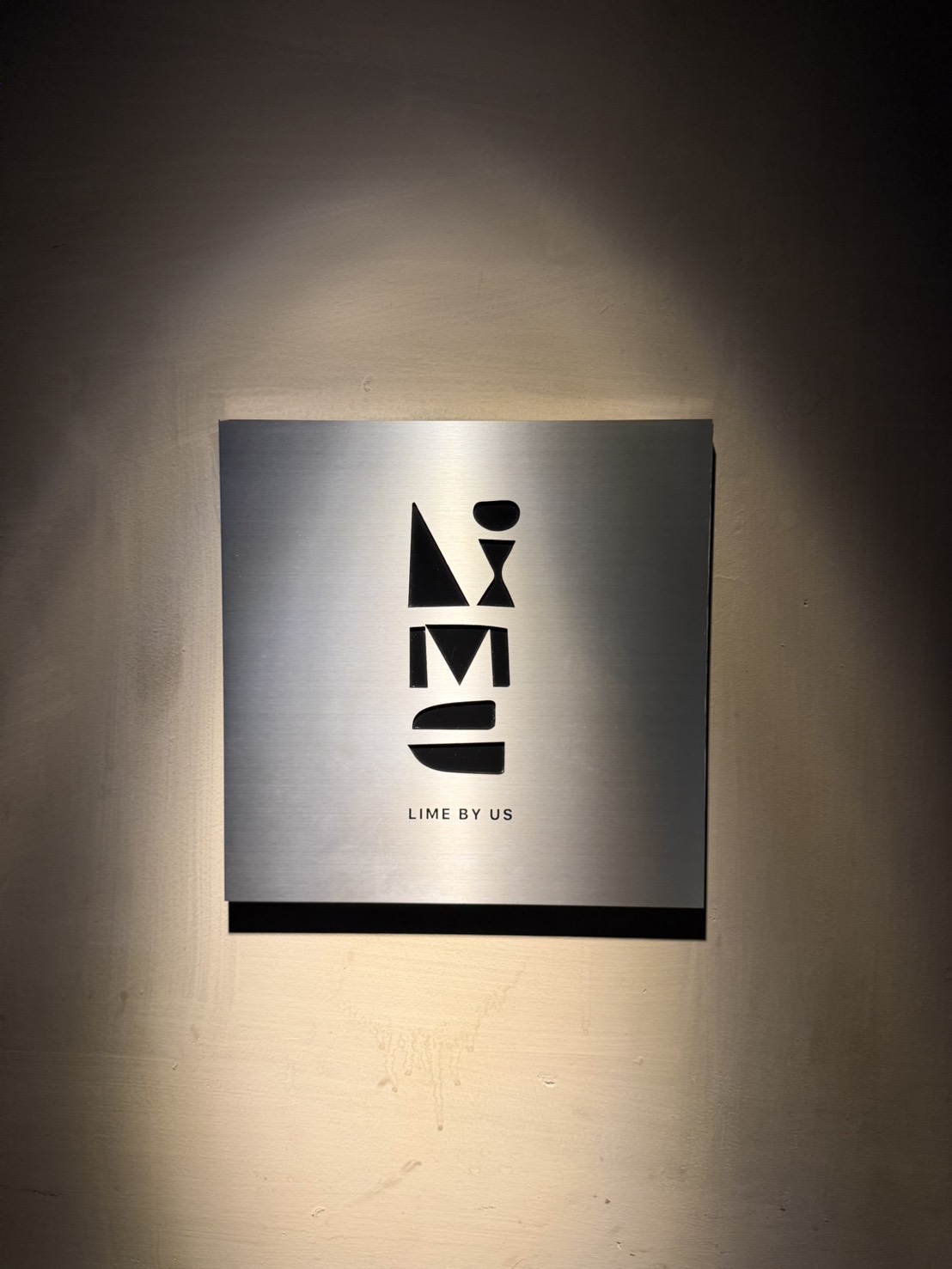 Bar Us 的招牌燈箱——low-key 到差點錯過。