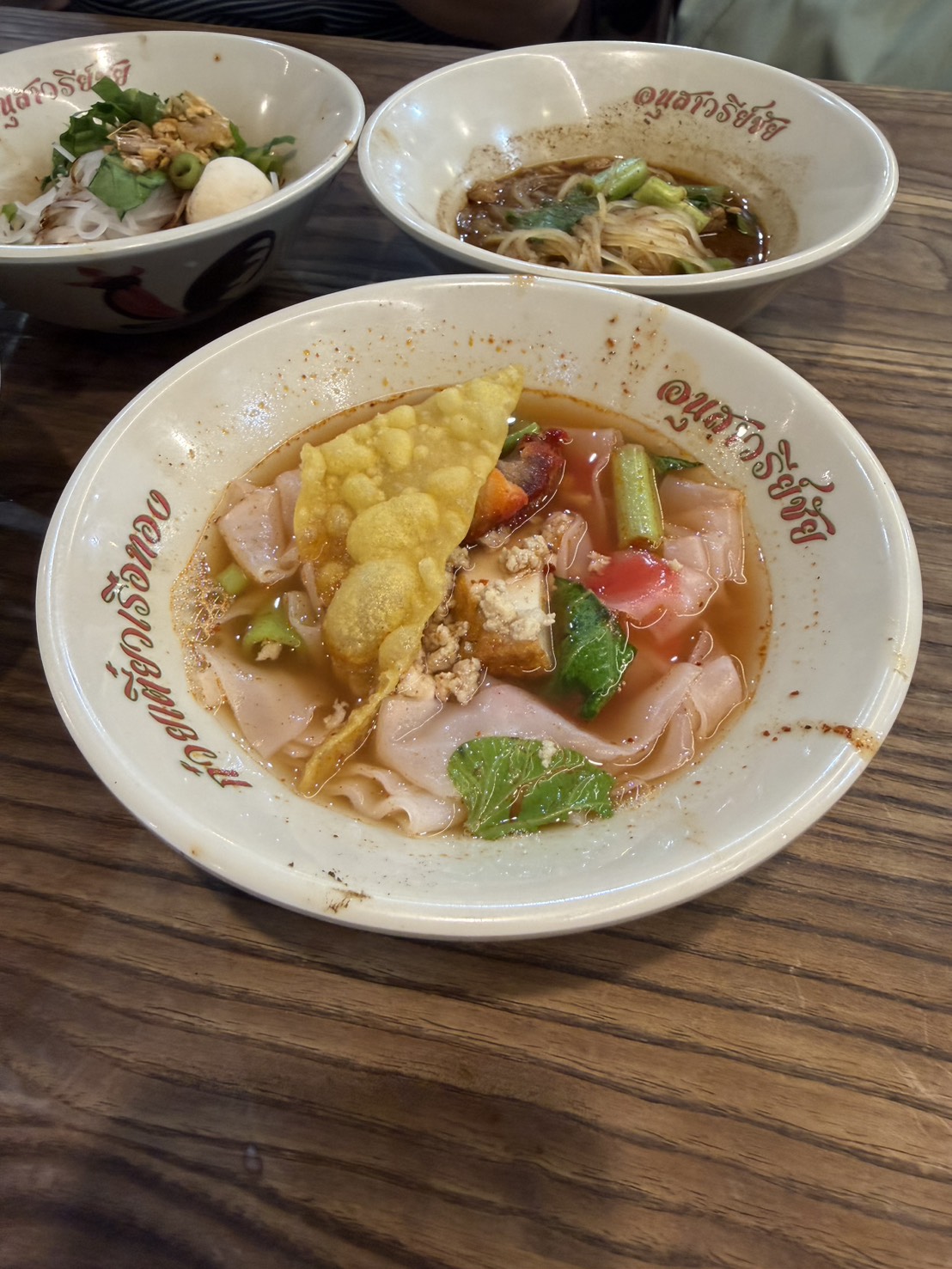 清湯船麵之外,也有粉紅色的釀豆腐 Yentafo 和炸雲吞。