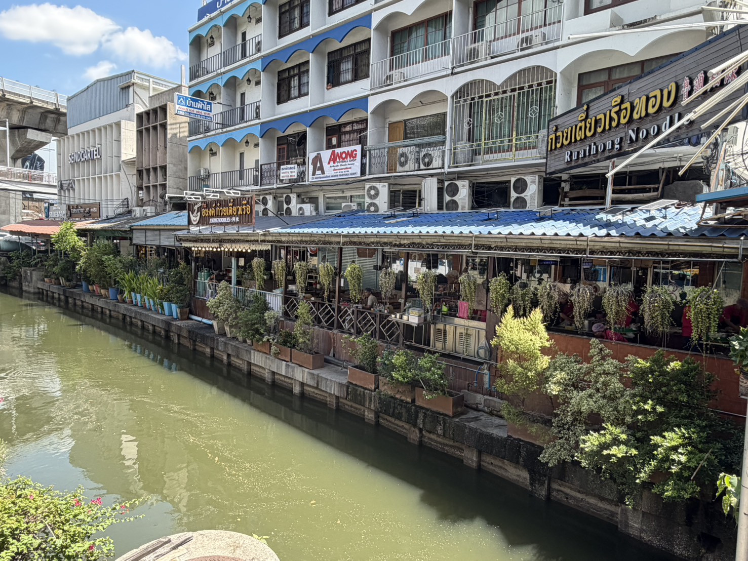 船麵街沿著運河,對面是老式店屋。