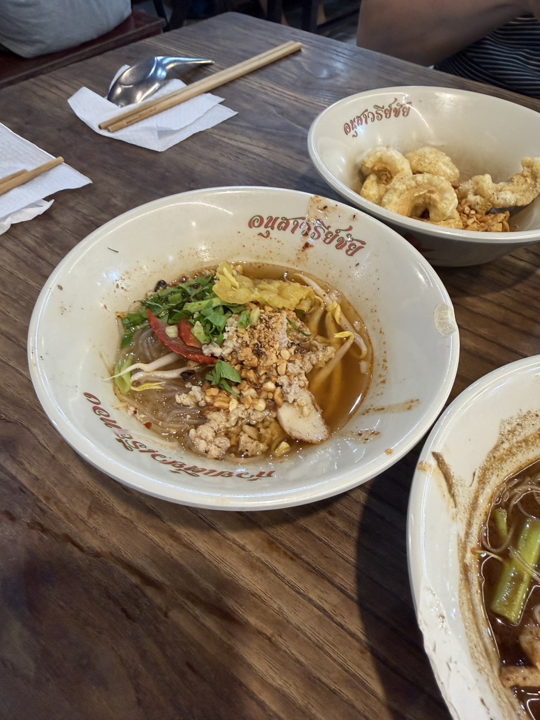 豬肉乾拌船麵,湯汁濃、份量小巧。