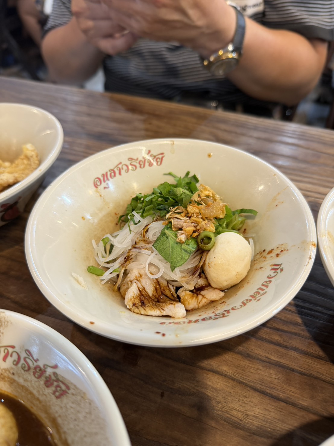 深色湯頭的招牌船麵,撒上花生與香菜。
