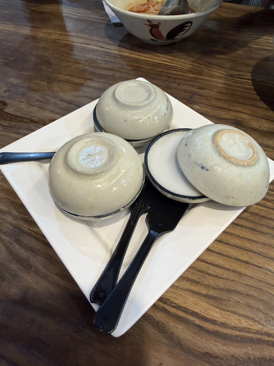 勝利紀念碑船麵:小碗一碗接一碗,吃完把空碗疊起來。