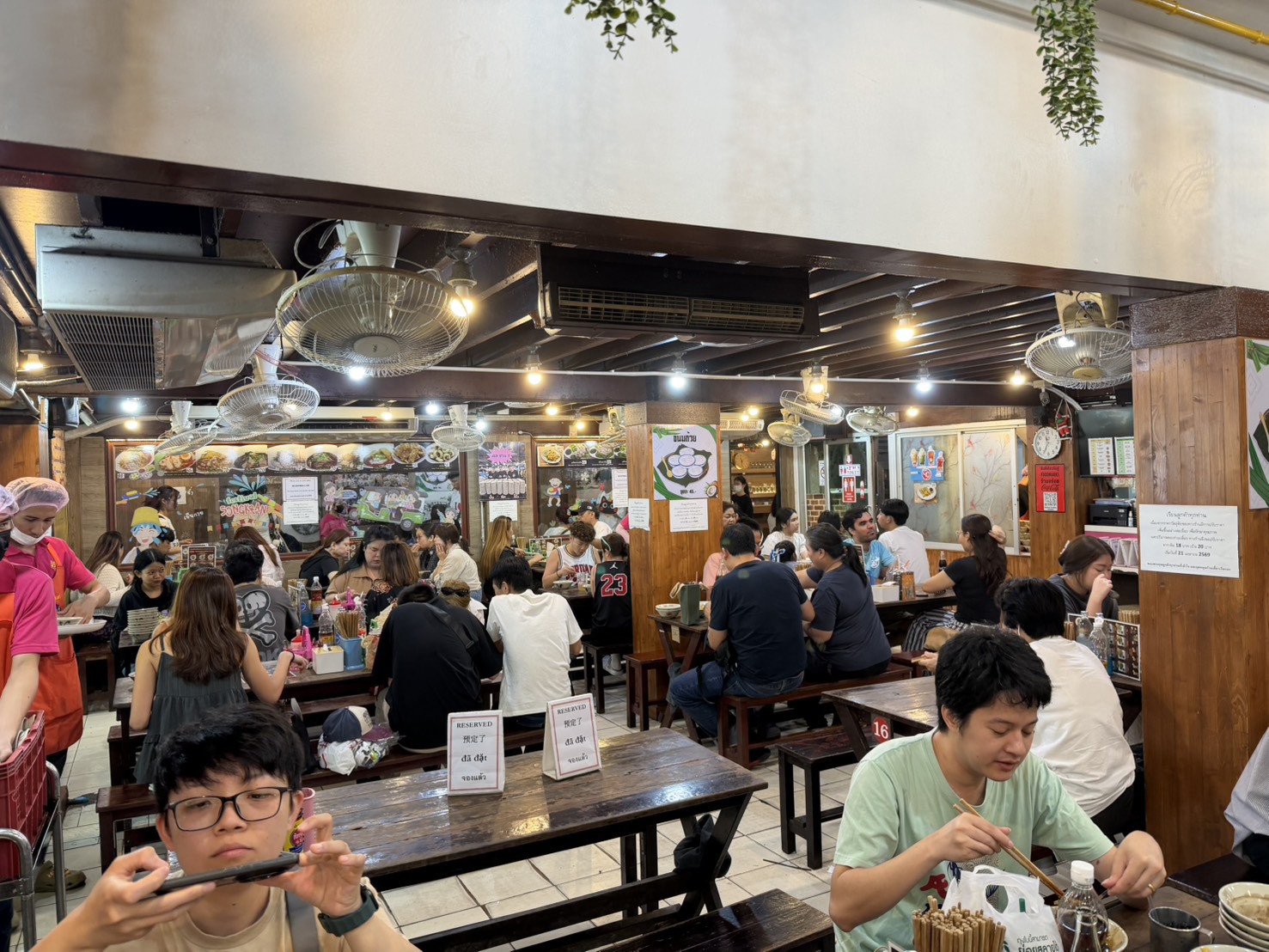 店內總是坐滿在地人,長桌併著吃。