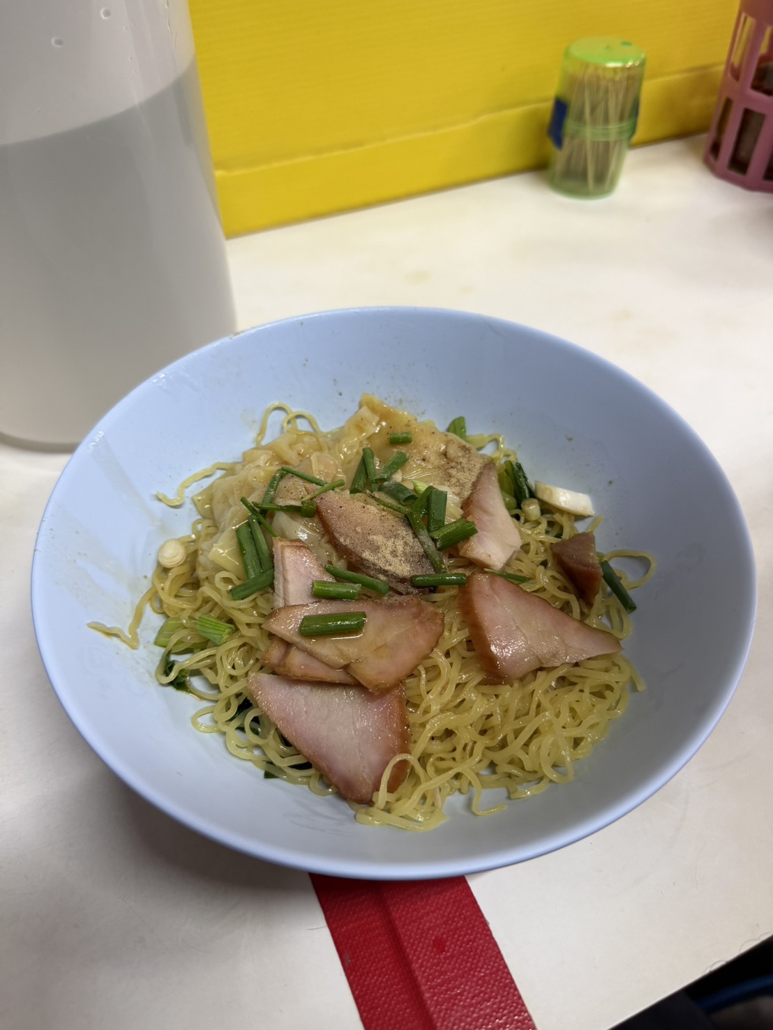乾拌蛋麵配叉燒與餛飩,一碗 60–70 泰銖。