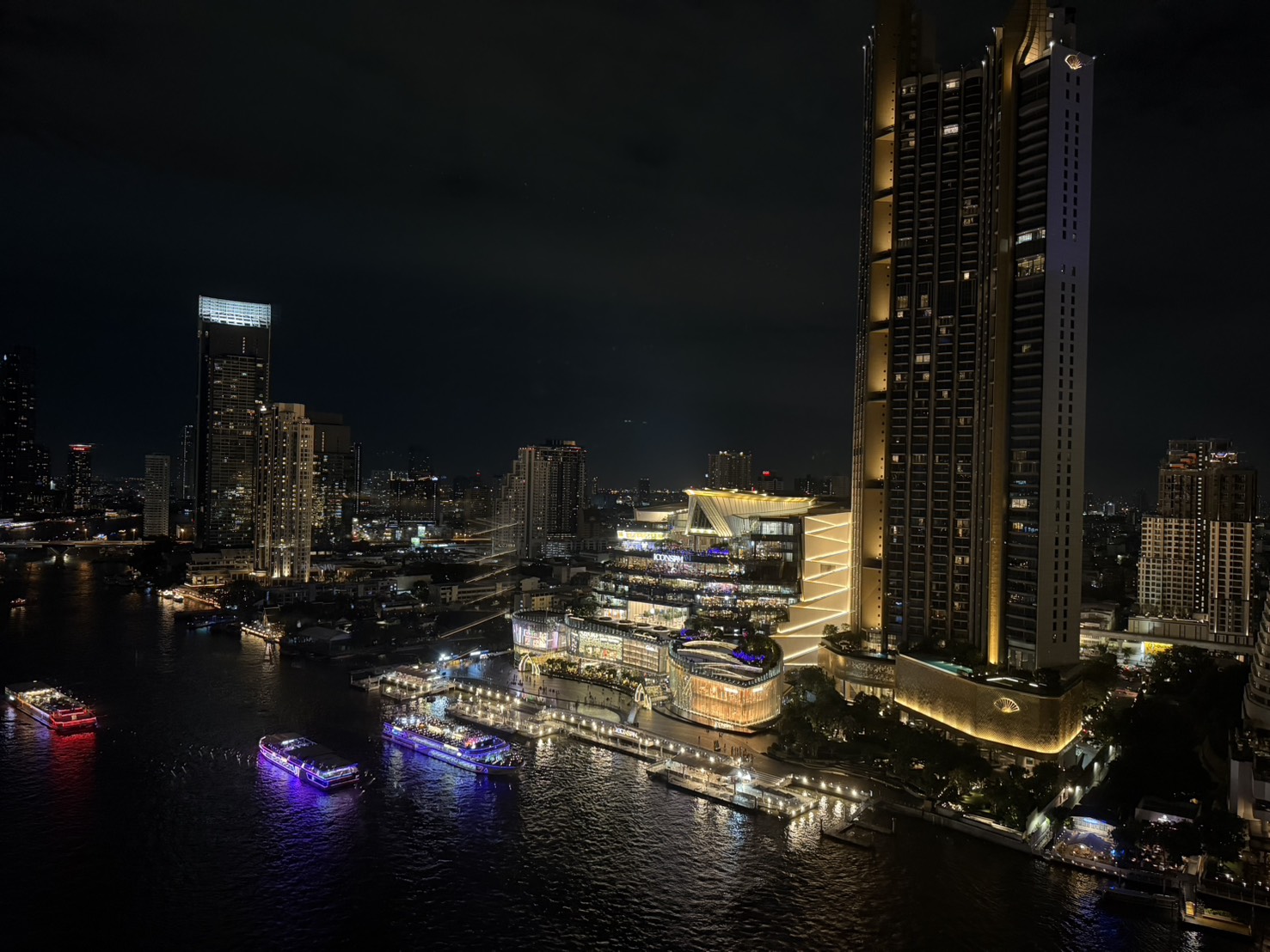 房間望出去就是昭披耶河，入夜後對岸的 ICONSIAM 金光閃閃。