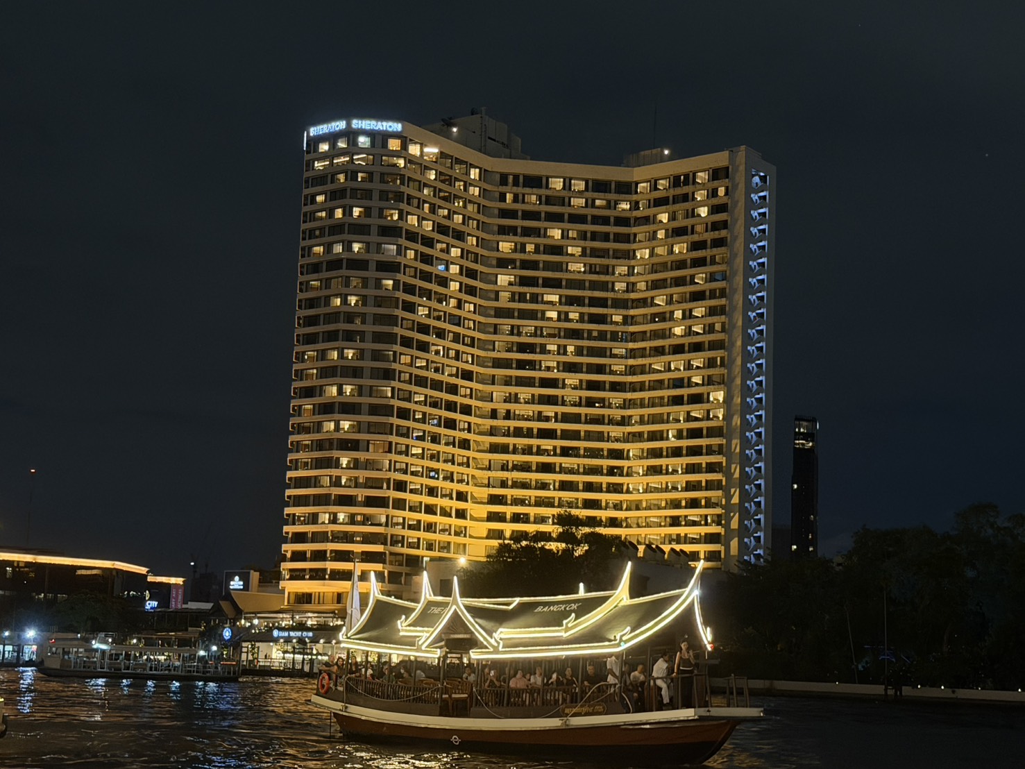 入夜後金光閃閃的 ICONSIAM，就在河對岸。