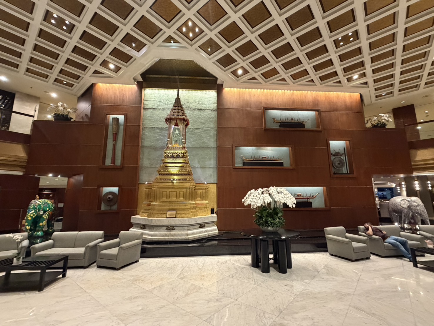 氣派的大廳，中央一座金色佛塔。