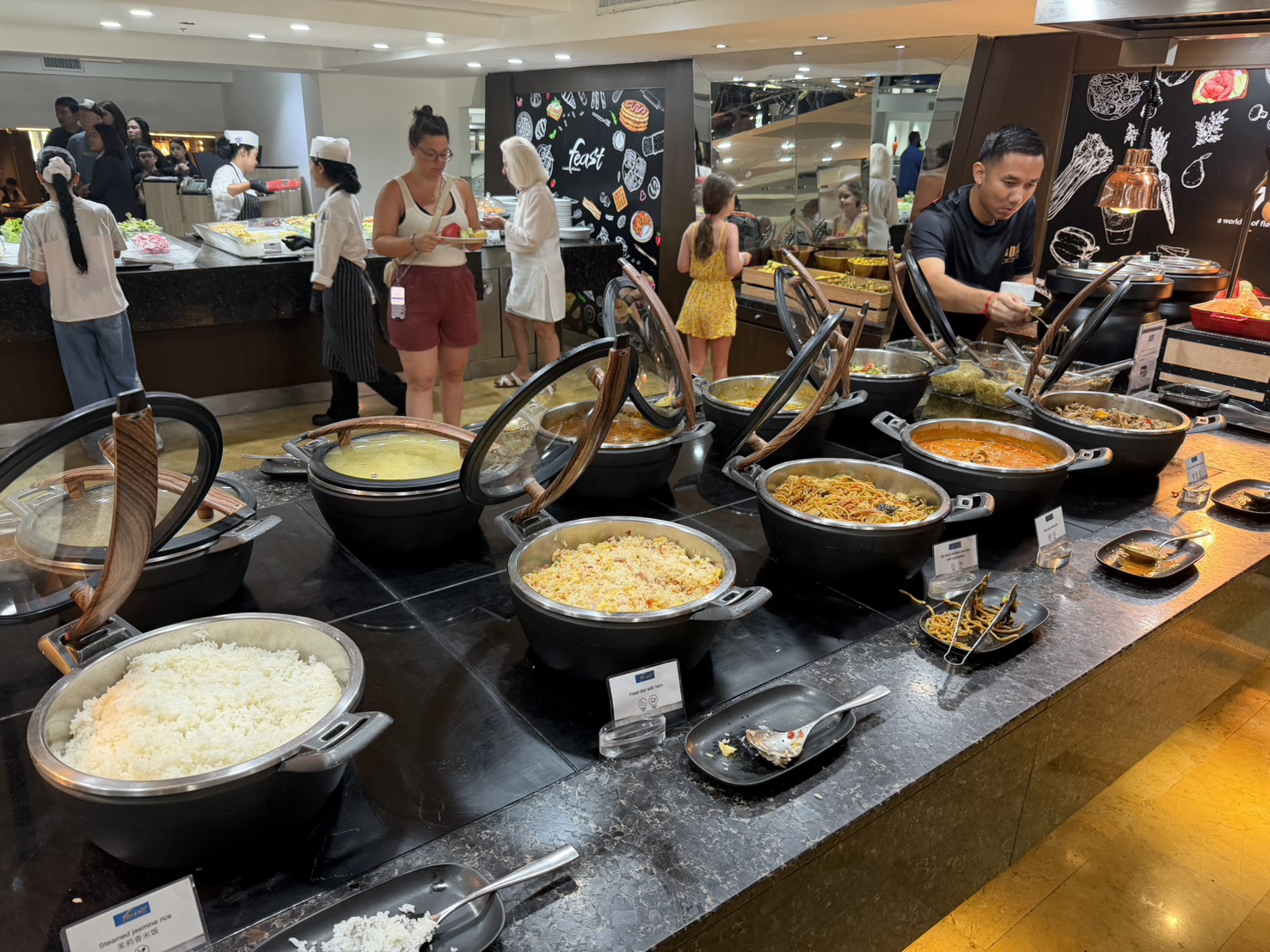 早餐超豐盛：現做蛋、熱食、水果一大排。