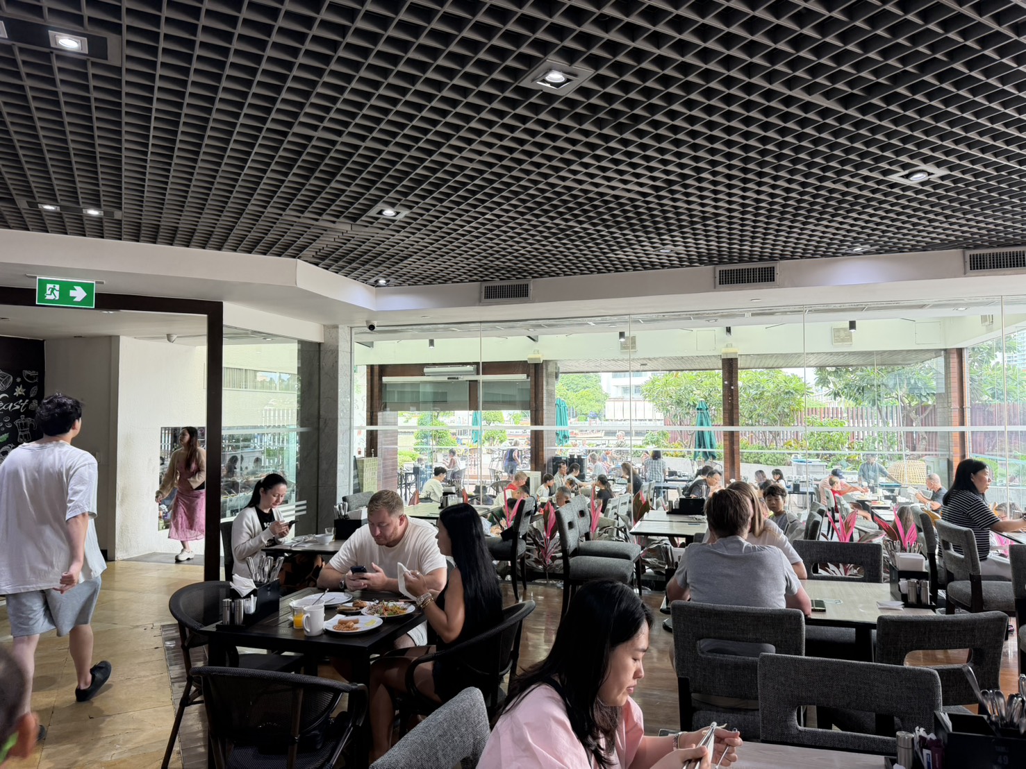 餐廳座位邊吃邊看河景與綠意。