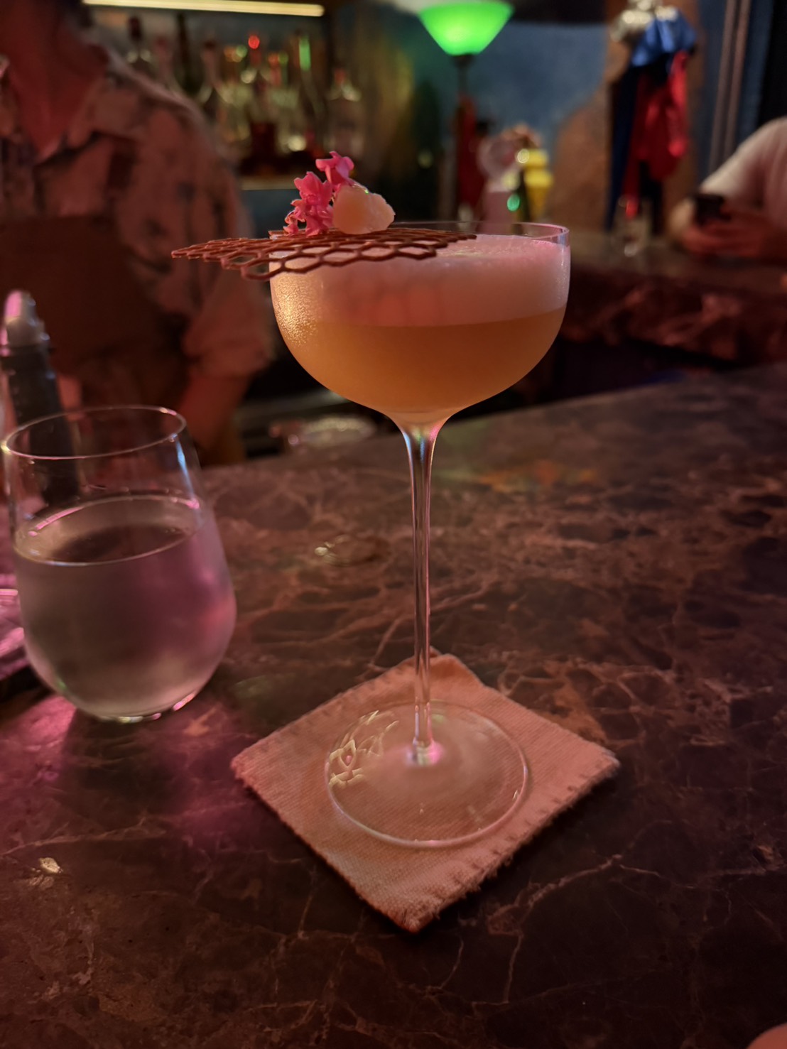 AT 的一杯調酒。