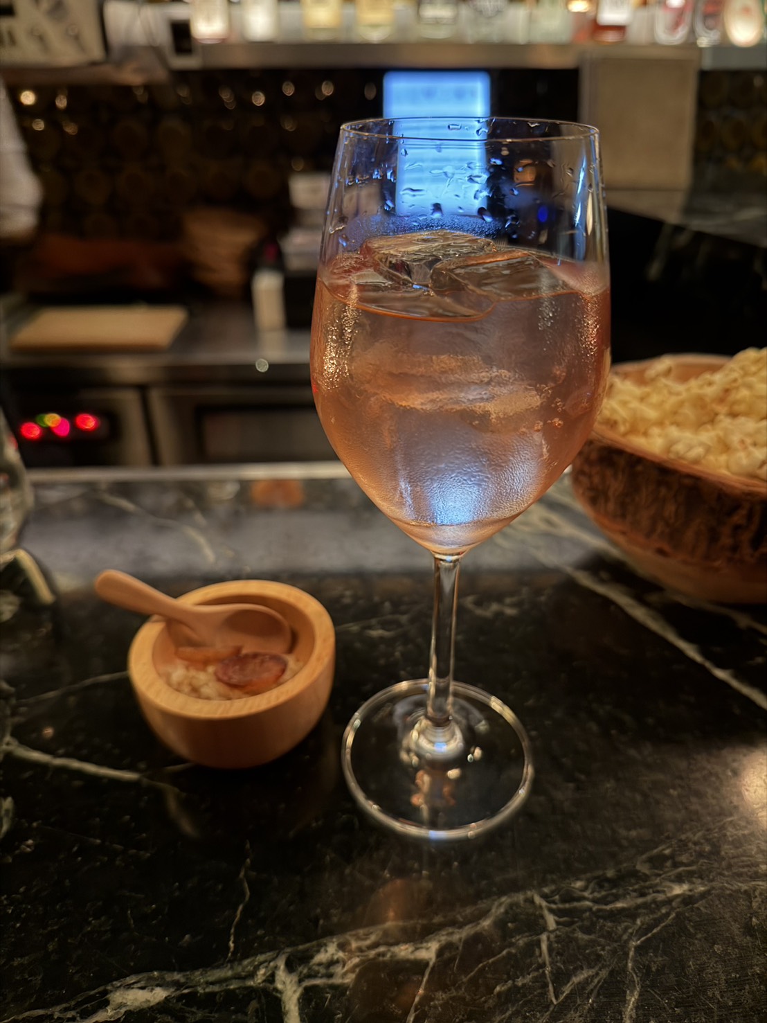 用泰國米酒調的一杯,配一小碗下酒物。