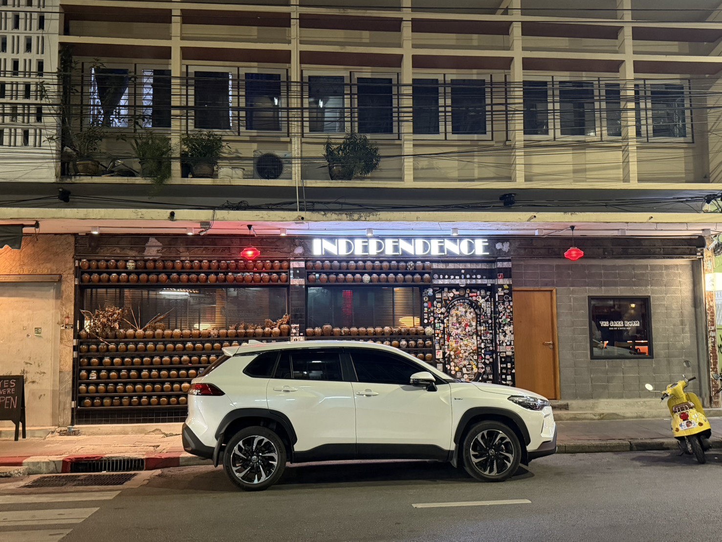Independence 的門面,老城 shophouse 配紅色霓虹。