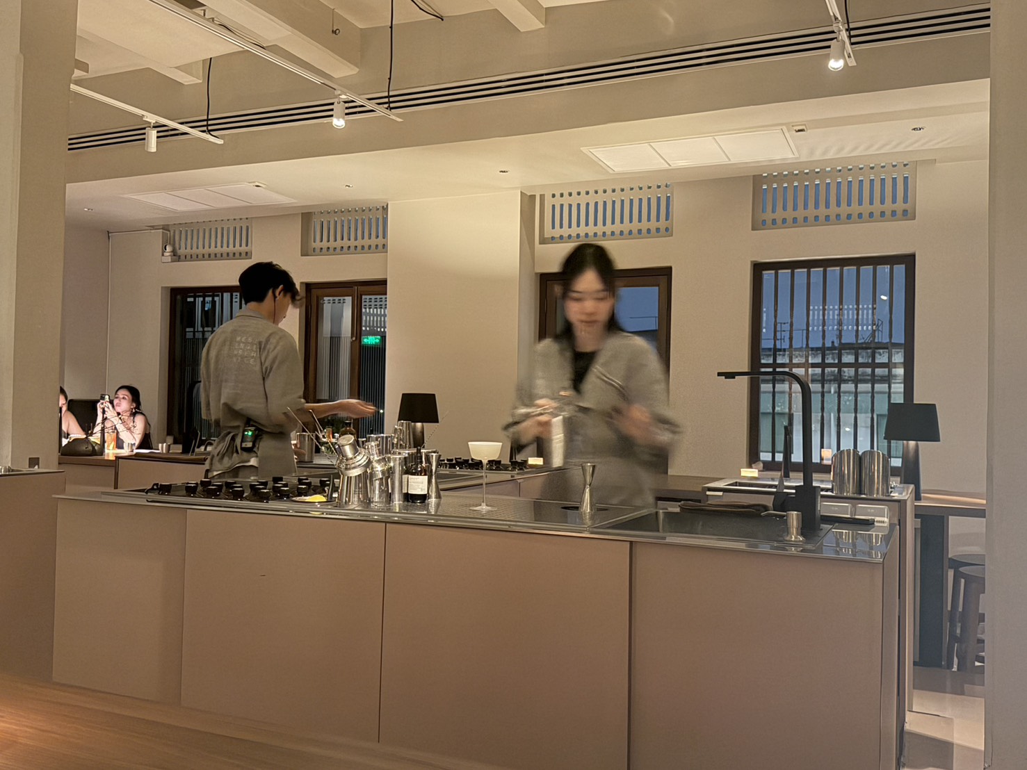 Messenger Service:明亮簡約的吧台,藏在老城百年老屋裡。