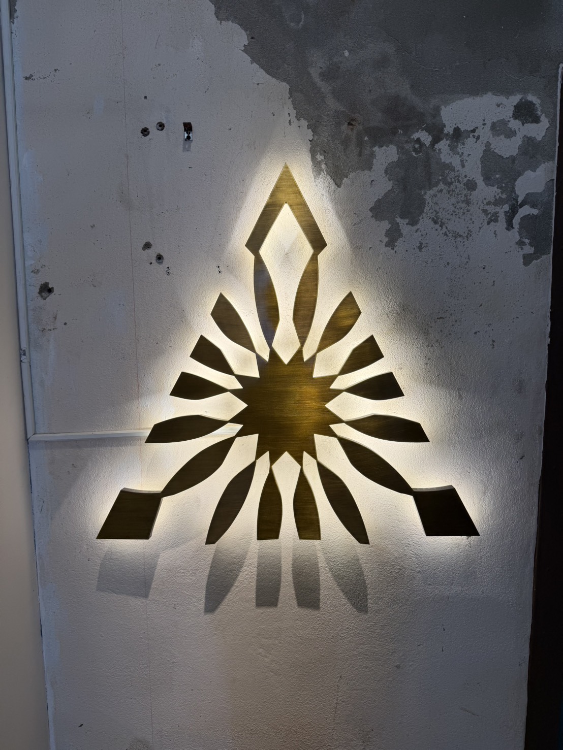 Arteasia 太陽放射狀的 logo。