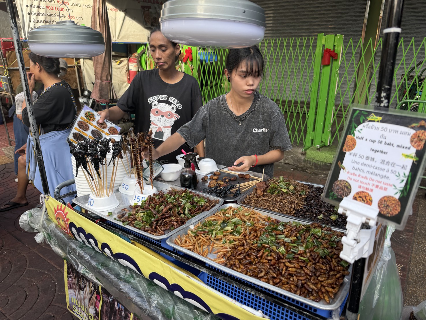 夜市的炸昆蟲攤,膽子夠可以試試。