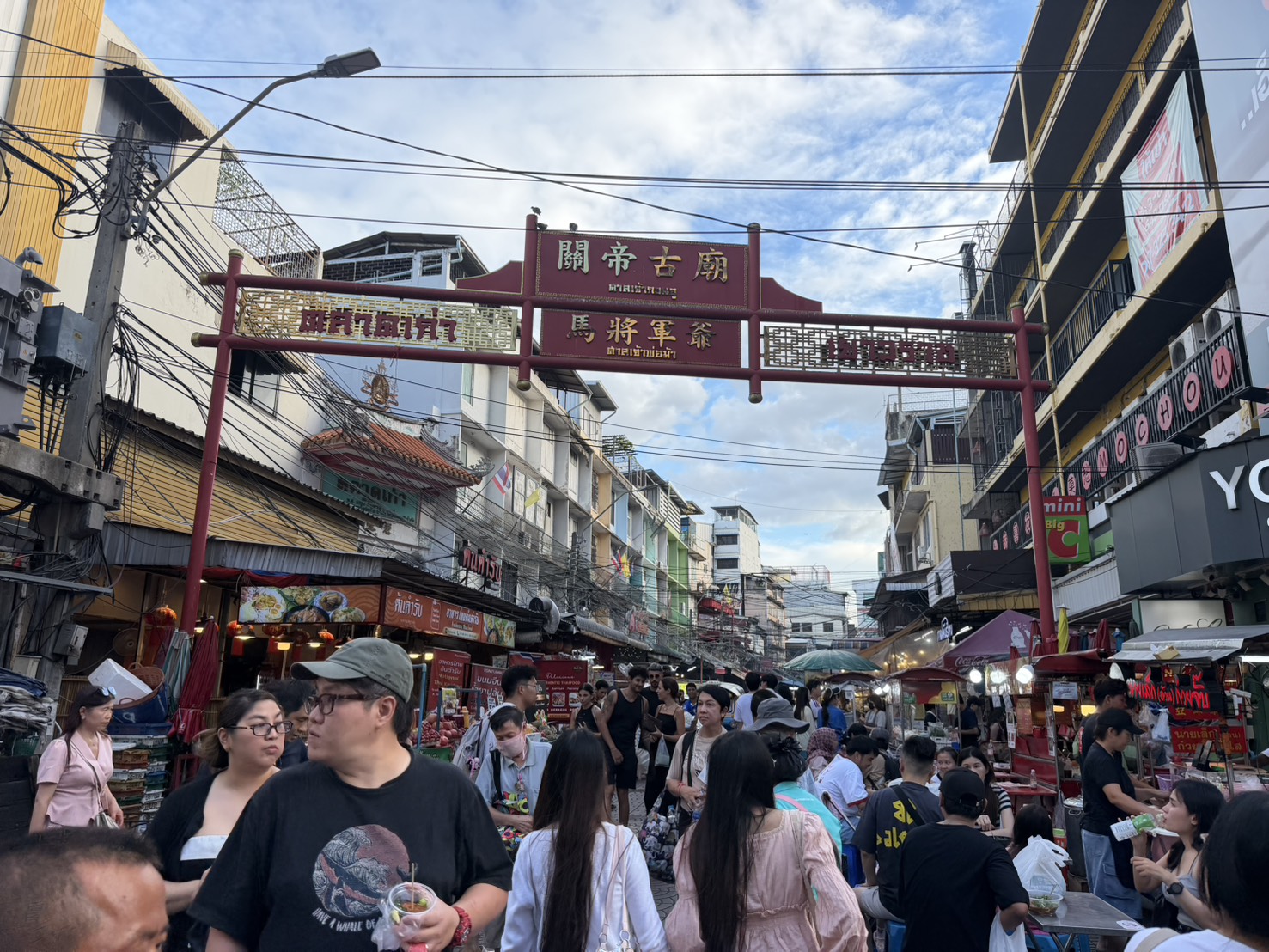 耀華力唐人街的經典牌樓與人潮。