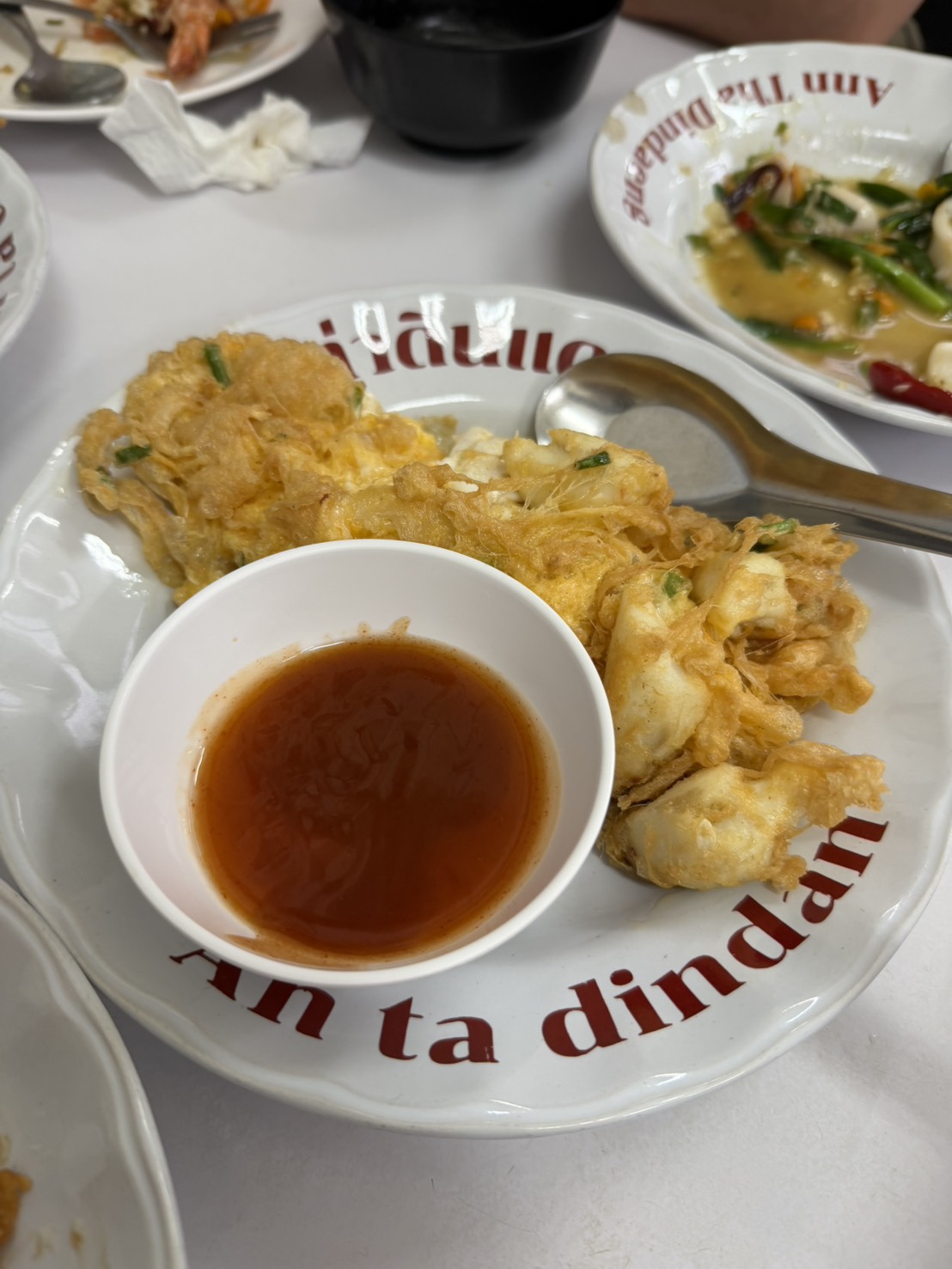 炸物配甜辣醬。