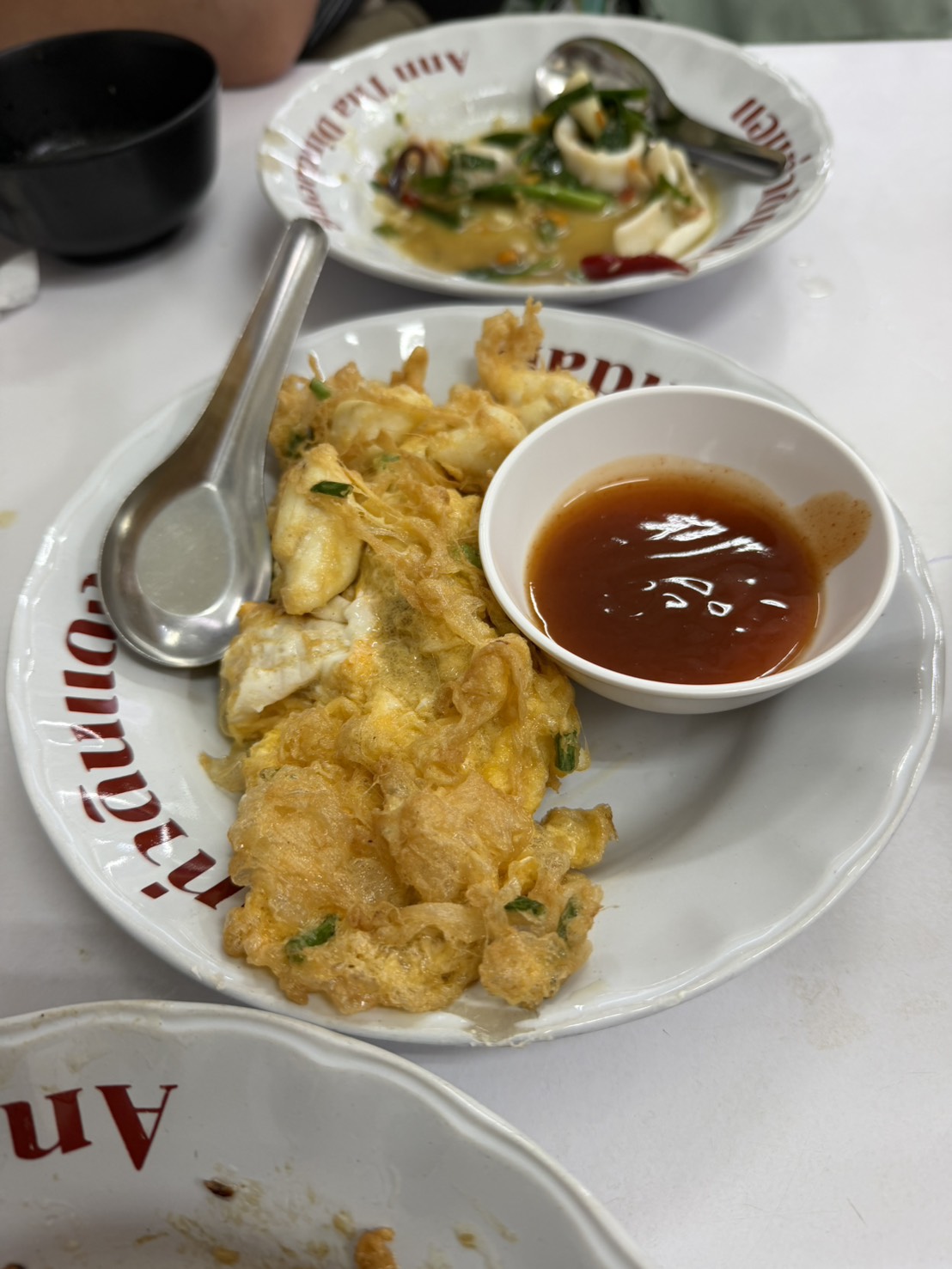 Ann Tha Din Daeng 的招牌蟹肉蛋捲。