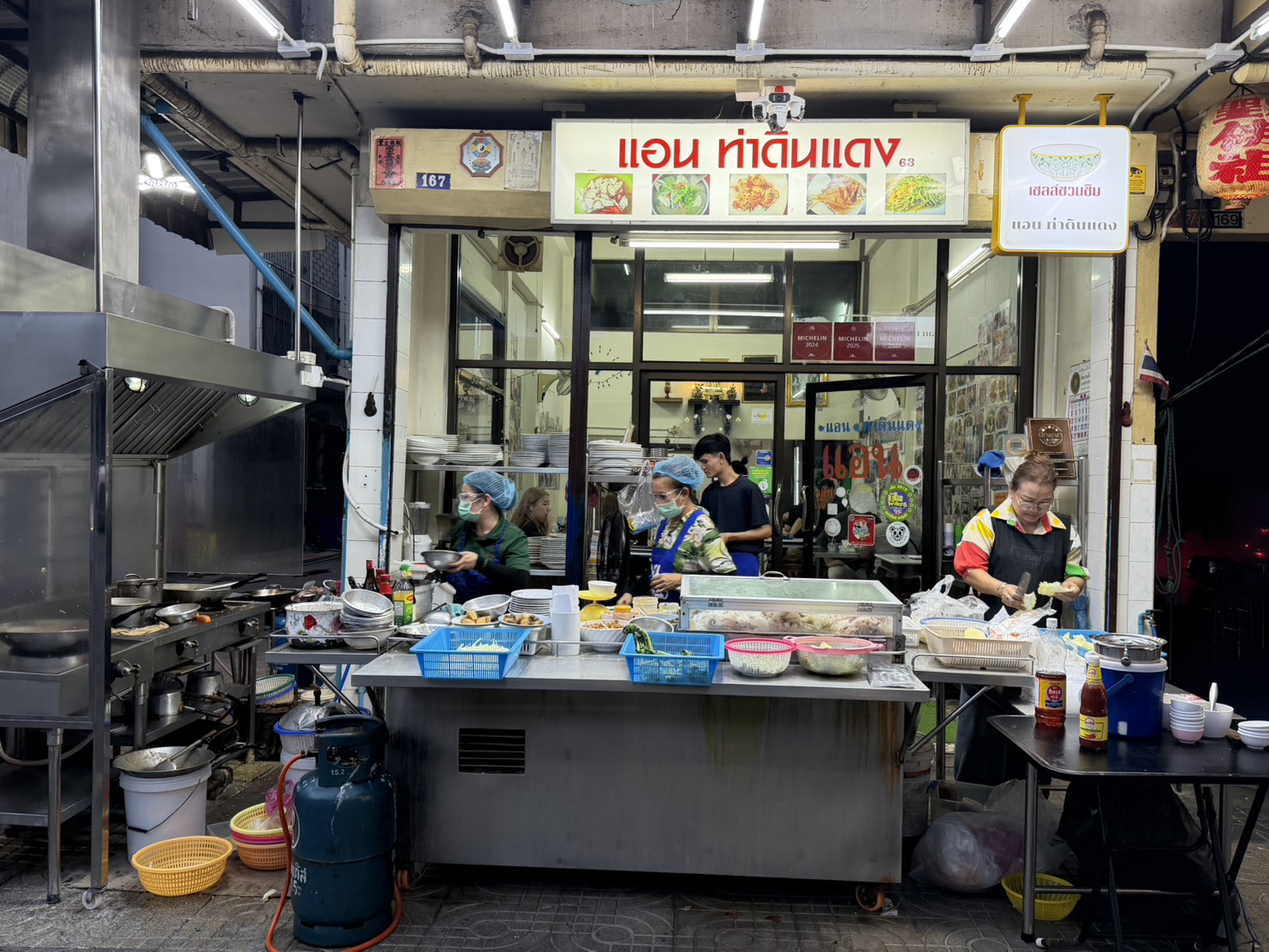 Ann Tha Din Daeng 的開放廚房與招牌,Khlong San 小唐人街的老店。