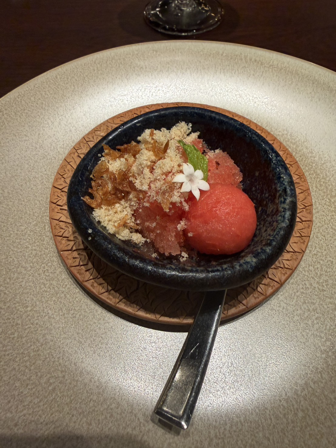 石鍋端上的招牌飯。
