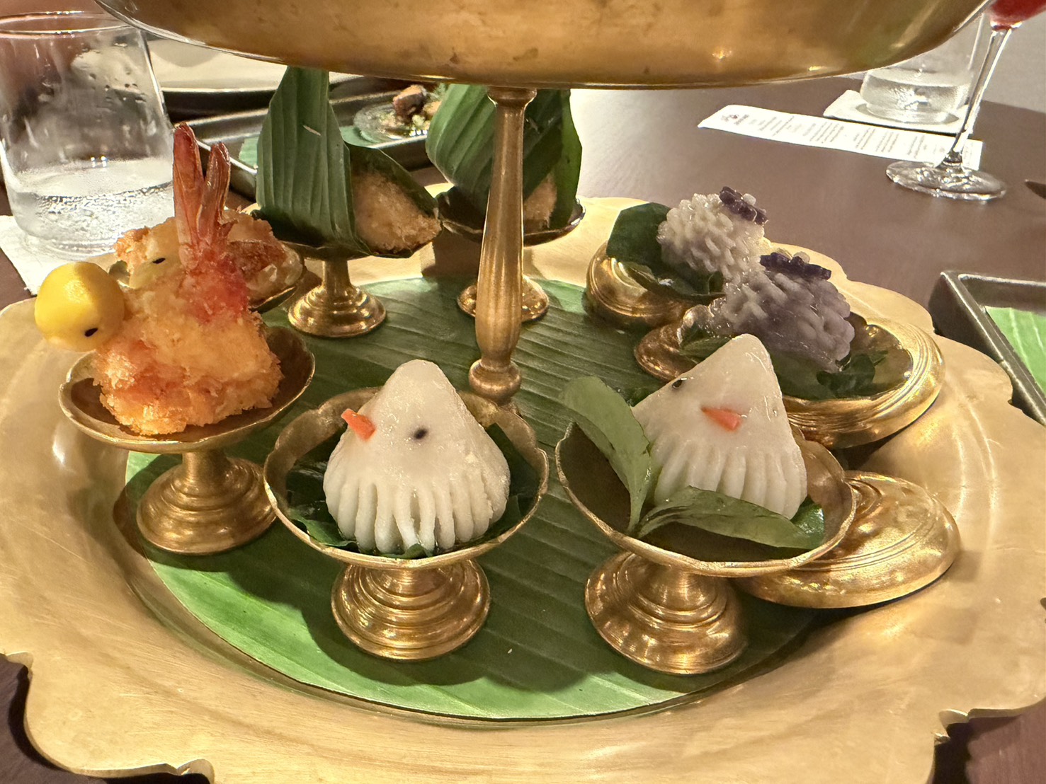 金色點心塔,泰式造型點心一字排開。