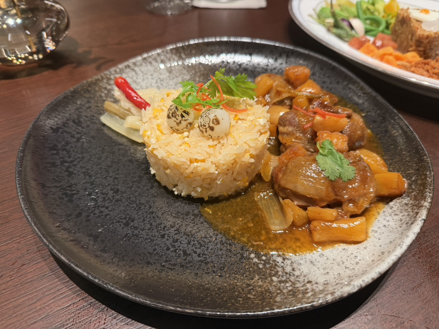 加點的咖哩主菜,配香飯。