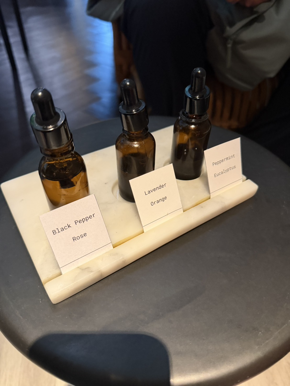 Calm Spa 提供三款獨特調配的精油,裝在深色玻璃瓶中,精緻石盤與標籤展現出不俗的質感,讓人難以抉擇。