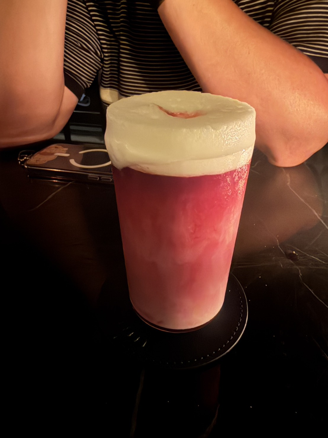 粉紅色調酒搭配厚實白色泡沫,光是端上桌就很有記憶點。
