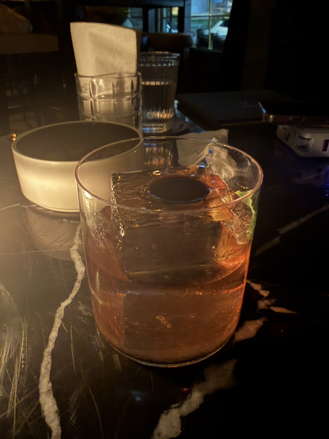 另一杯是琥珀色調酒,透明大方冰讓整體看起來更沉穩。